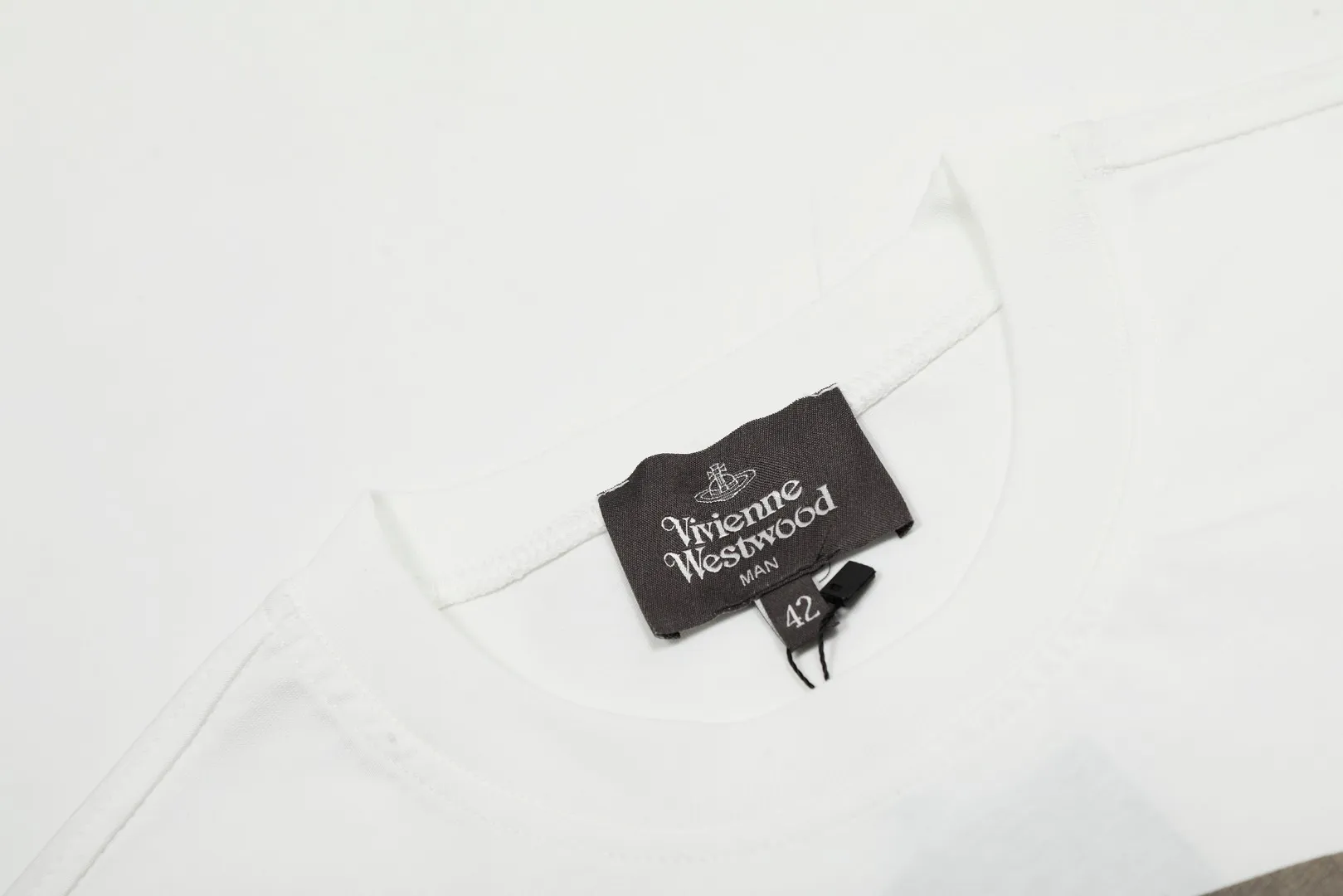 VIVI 138# "Exclusive Style" vivienne west wood Queen Mother West Vivienne Saturn Color Printed Short Sleeves The new fabrics have been machine washed at high temperature + water twice. The only one in the entire network that achieves 0 shrinkage. The Solona thread is arranged. The threaded neckline does not deform. It is tight and dense. Comparisons are welcome. The full series of correct accessories. Every detail is completely restored and can be stretched directly.